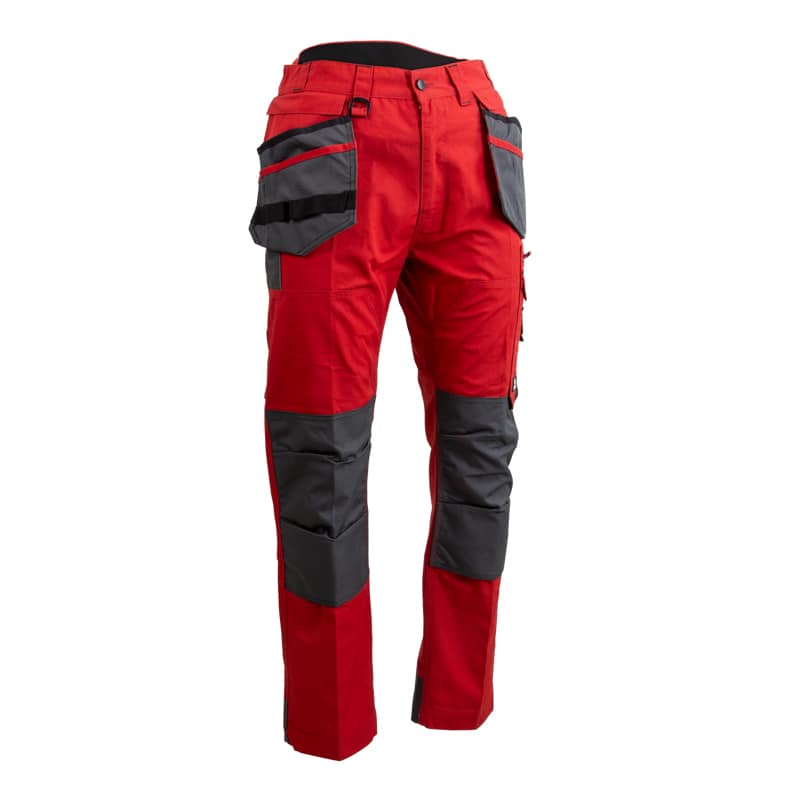 Pantalon de travail rouge avec patchs renforcés noirs et gris sur les genoux, les cuisses et les poches, doté de plusieurs poches utilitaires et d'une fermeture boutonnée à la taille.
