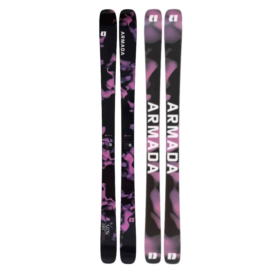 Deux paires de skis ARW 88 ornées d'un motif abstrait noir et violet ; l'une présente la face supérieure avec le logo en blanc, tandis que l'autre montre la semelle.