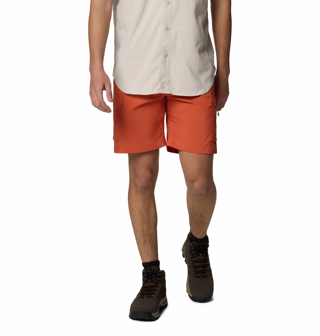 Une personne portant une chemise boutonnée à manches courtes blanc cassé, un short orange, des chaussettes foncées et des bottes de randonnée marron, représentée des épaules vers le bas, marchant vers l'avant sur un fond blanc.