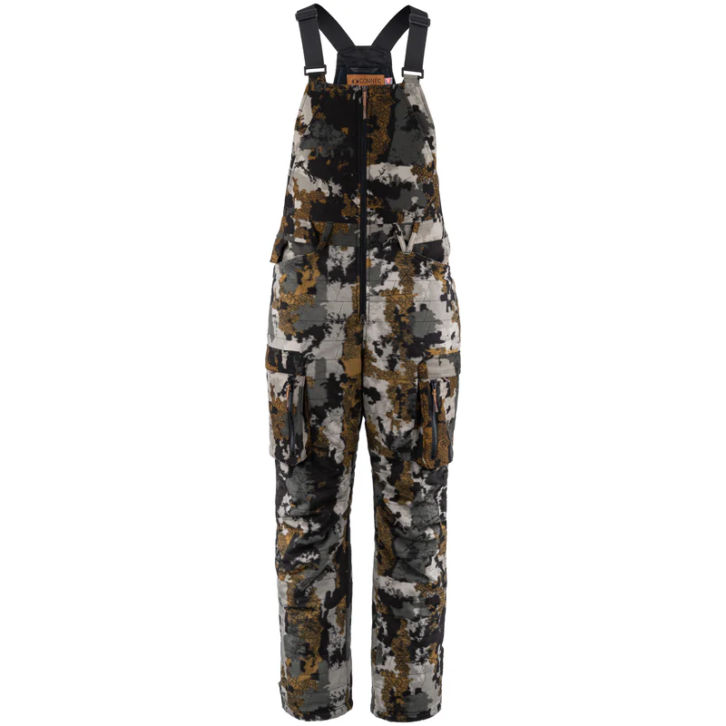 Salopette à motif camouflage avec bretelles noires réglables, multiples poches et fermeture à glissière sur le devant, présentée sur fond blanc.