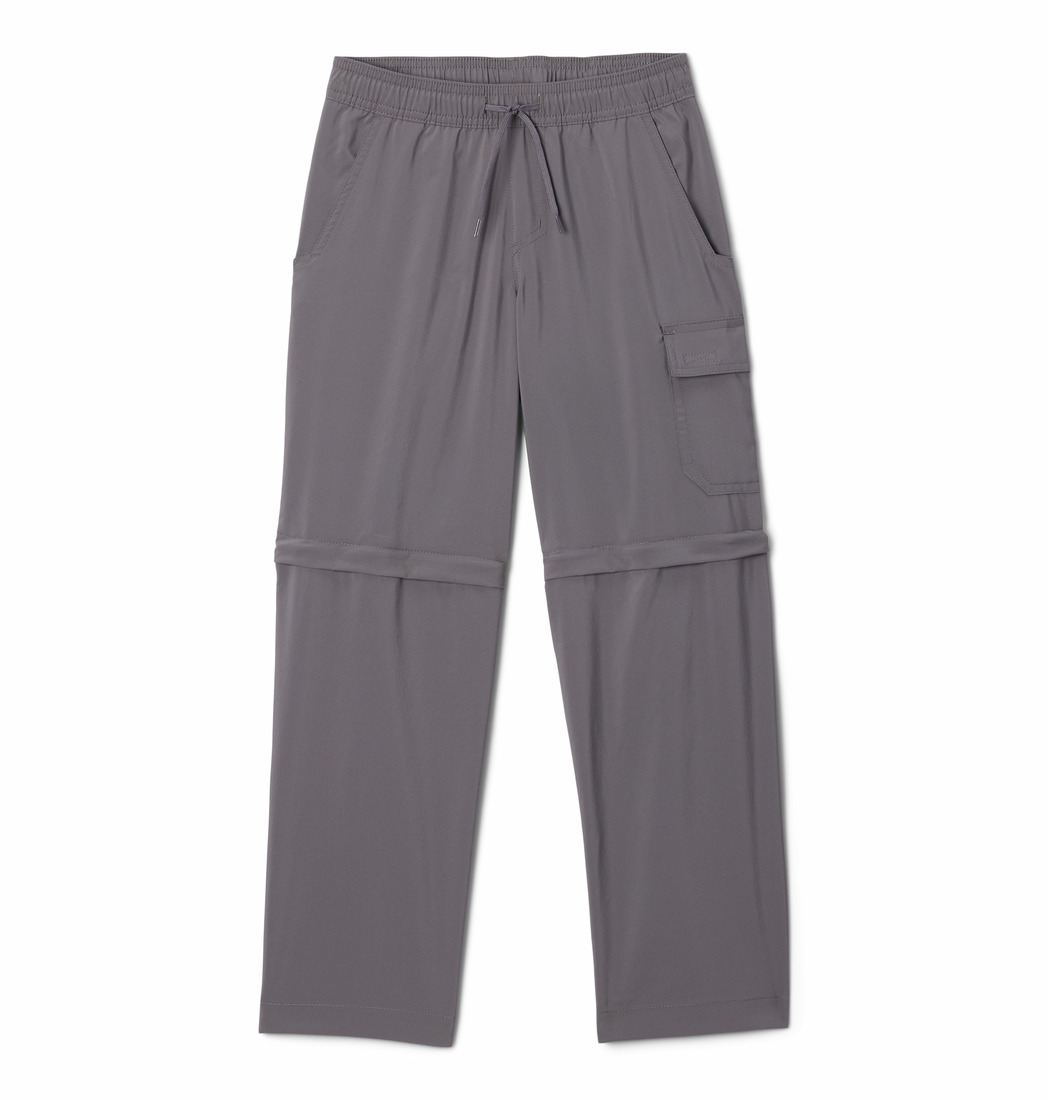 Le pantalon convertible SILVER RIDGE UTILITY est doté d'une ceinture élastique avec cordon de serrage, de poches latérales et de poches cargo, et de fermetures à glissière au-dessus des genoux pour faciliter la transformation en short. Représenté à plat sur fond blanc.