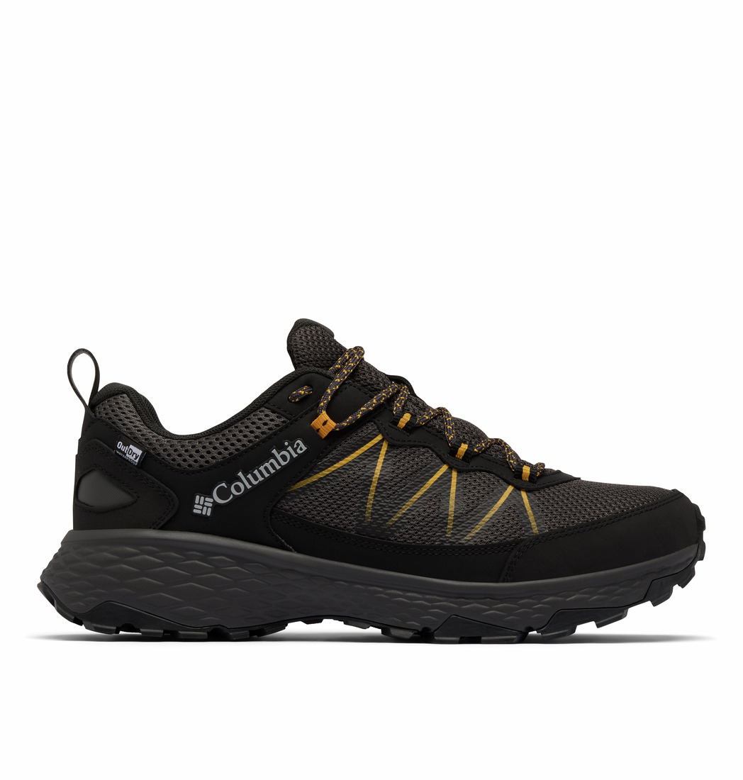 La PEAKFREAK RUSH OUTDRY WIDE est une chaussure de sport Columbia noire rehaussée de touches de jaune, dotée d'empiècements en mesh respirant, d'une semelle robuste, d'un laçage et du logo Columbia sur le côté.