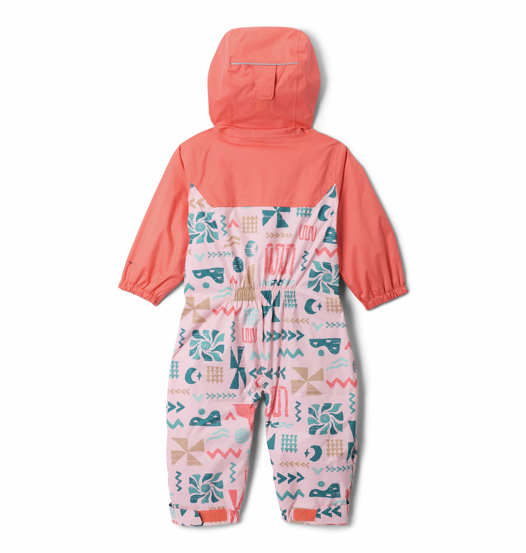 Combinaison de neige colorée pour bébé avec capuche, avec des parties supérieures de couleur corail et des motifs abstraits multicolores sur les parties inférieures. La combinaison a des manches longues et est conçue pour garder l'enfant au chaud par temps froid.
