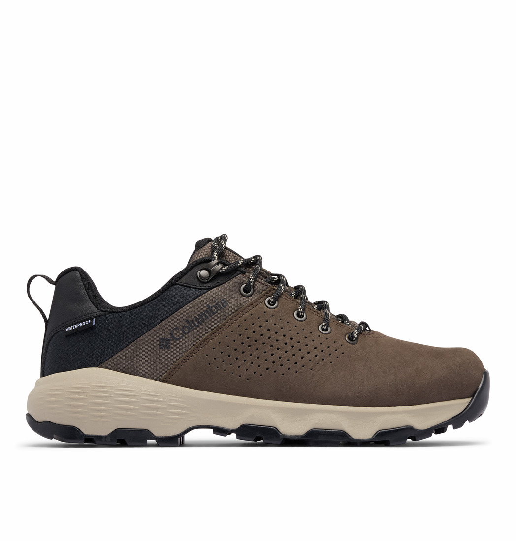 La chaussure de randonnée pour homme Columbia Newton Nimble LTR est présentée en marron et noir, avec une semelle claire, des empiècements latéraux perforés, des lacets noirs et des renforts au niveau des orteils et du talon ; vue de profil sur fond blanc.