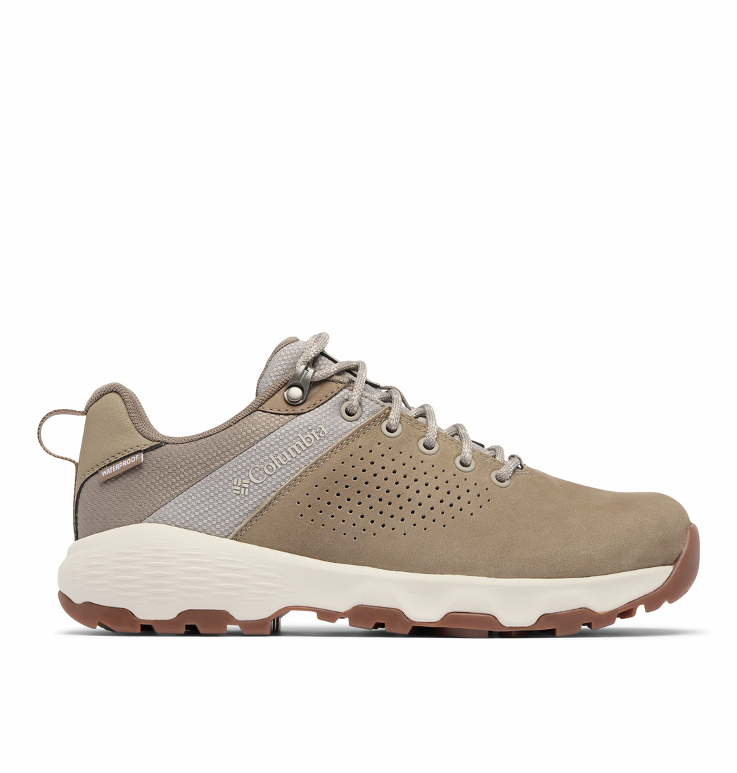 La CHAUSSURE DE RANDONNÉE COLUMBIA NEWTON NIMBLE LTR POUR FEMME est présentée en maille et en daim de couleur beige et marron clair, avec une semelle et des lacets blancs et marron, des détails latéraux perforés et une languette au talon ; elle est photographiée de profil sur un fond blanc.