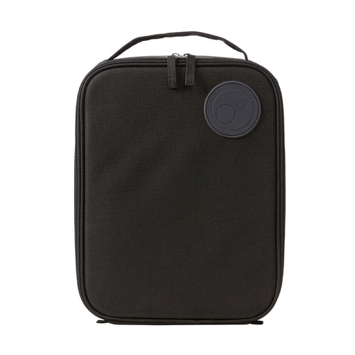 Un SAC-REPAS ISOTHERME SOUPLE de couleur noire, de forme rectangulaire, doté d'une fermeture à glissière, d'une poignée sur le dessus et d'un logo circulaire dans le coin supérieur droit.