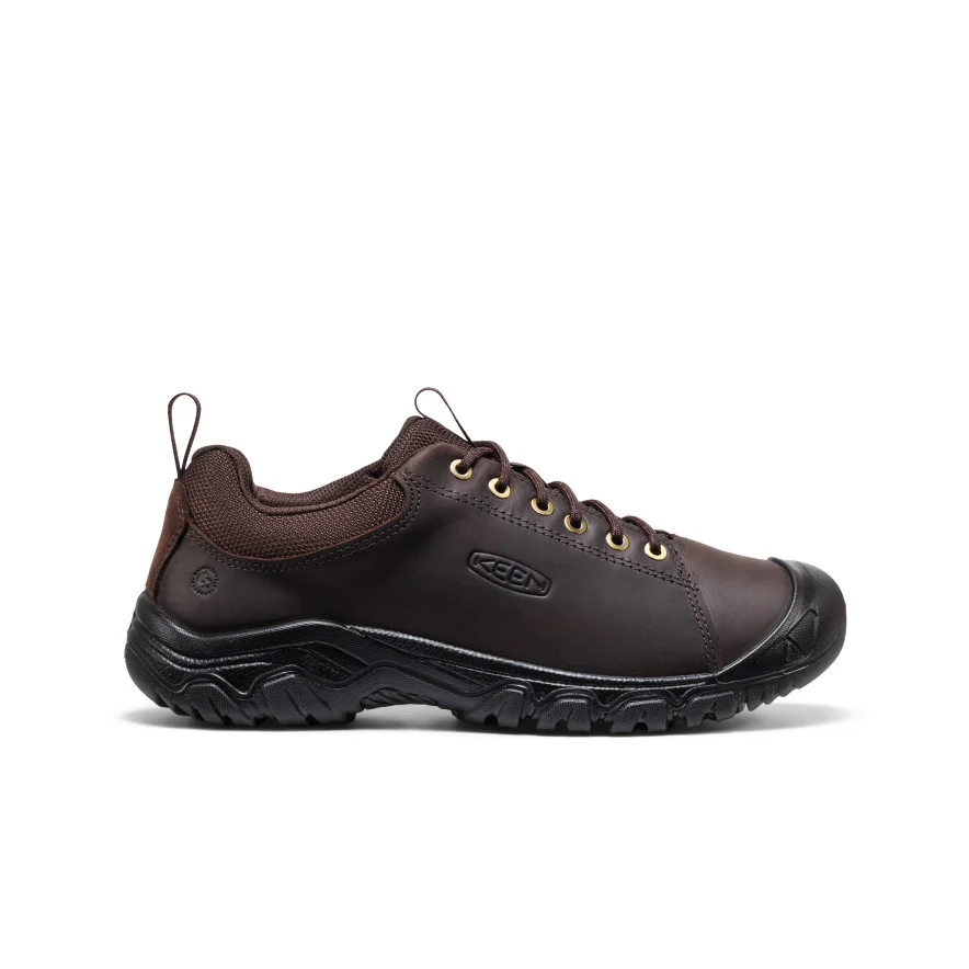 La TARGHEE IV OXFORD est une chaussure de randonnée basse en cuir marron, dotée d'une semelle en caoutchouc noire, de lacets marron, d'œillets dorés, du logo KEEN sur le côté et d'une semelle extérieure texturée pour une meilleure adhérence.