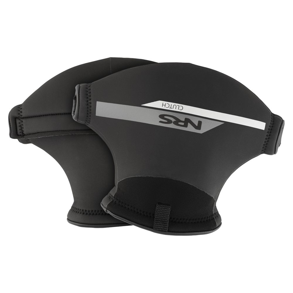 On voit ici deux POGIES CLUTCH en néoprène noir, ornés de rayures grises et de logos, conçus pour les sports nautiques, superposés. Chacun est muni de sangles de poignet réglables et d’une languette au niveau du poignet.