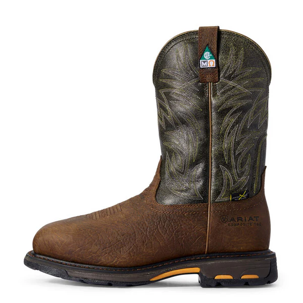 La WORKHOG CSA WSQUARETOE MET COMP est une botte de travail de cow-boy marron et vert foncé avec des coutures décoratives, une languette de traction, un bout renforcé, une semelle robuste et des étiquettes de sécurité et de confort sur la tige.