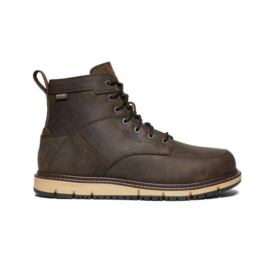 La BOTTE DE TRAVAIL IMPERMÉABLE KEEN UTILITY SAN JOSE 6" CSA POUR HOMME est une bottine à lacets en cuir marron avec une semelle robuste, des œillets métalliques et une languette au talon, présentée sur le côté sur fond blanc.