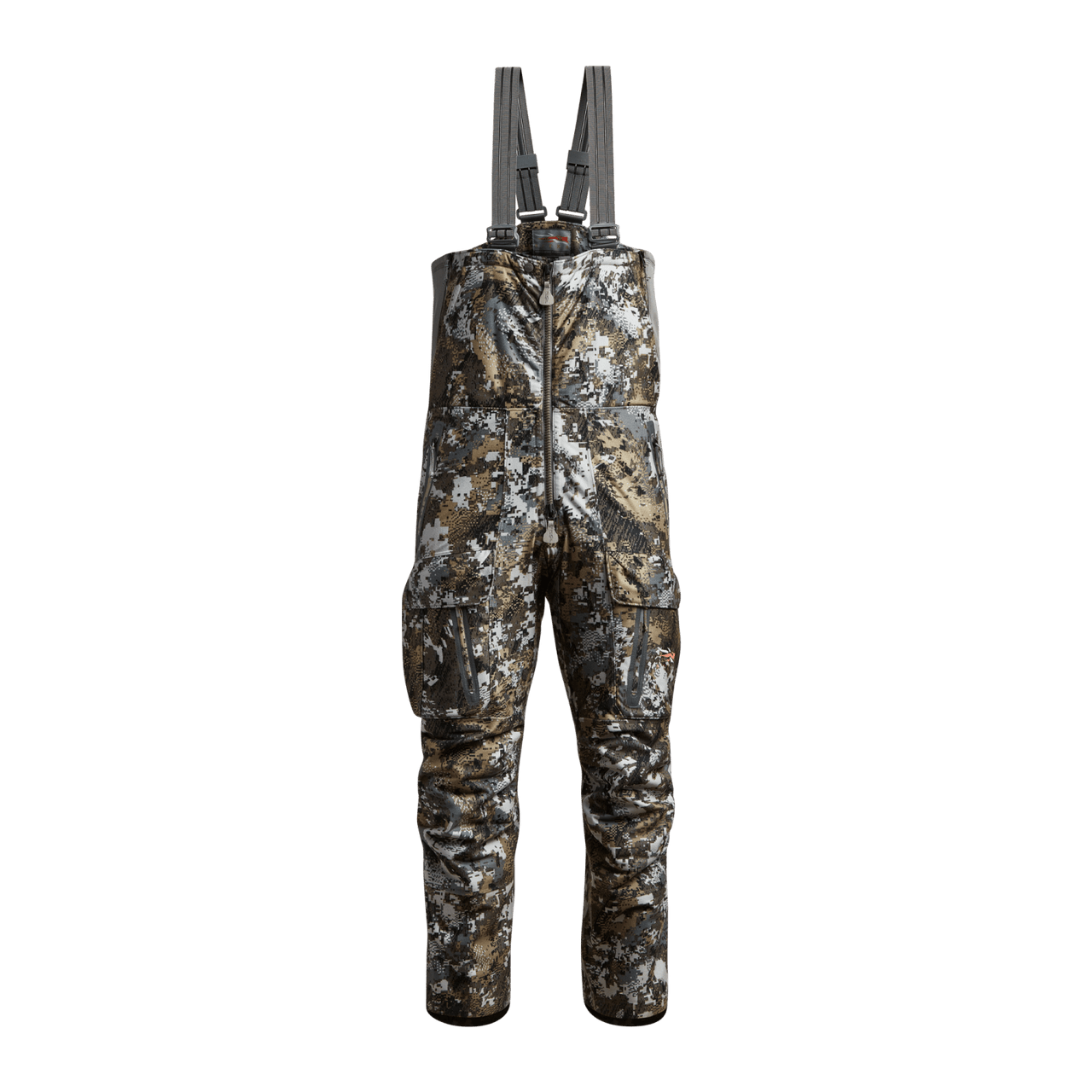 Pantalon à bretelles de chasse en camouflage avec bretelles grises réglables, plusieurs poches et un motif de camouflage numérique sur fond blanc uni.