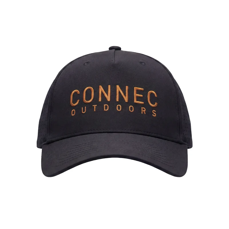 Une casquette de baseball CASQUETTE FLEX II noire, avec l'inscription « CONNEC OUTDOORS » brodée en orange sur le devant.