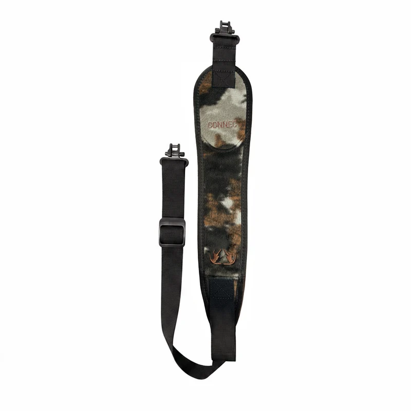SANGLE DE FUSIL RADAR : sangle de fusil réglable dotée d'une épaulette camouflage marron et noire ornée d'un logo brodé représentant des bois de cerf.