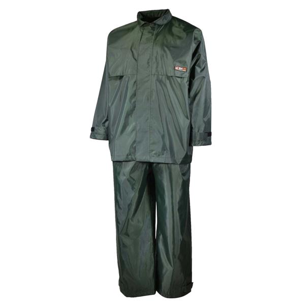 L'ENSEMBLE IMPERMÉABLE 10/4 JOB 420D NYLON/PVC est un vêtement de pluie imperméable vert foncé avec une veste à manches longues et un pantalon assorti, présenté sur un fond blanc sans mannequin ou modèle visible.