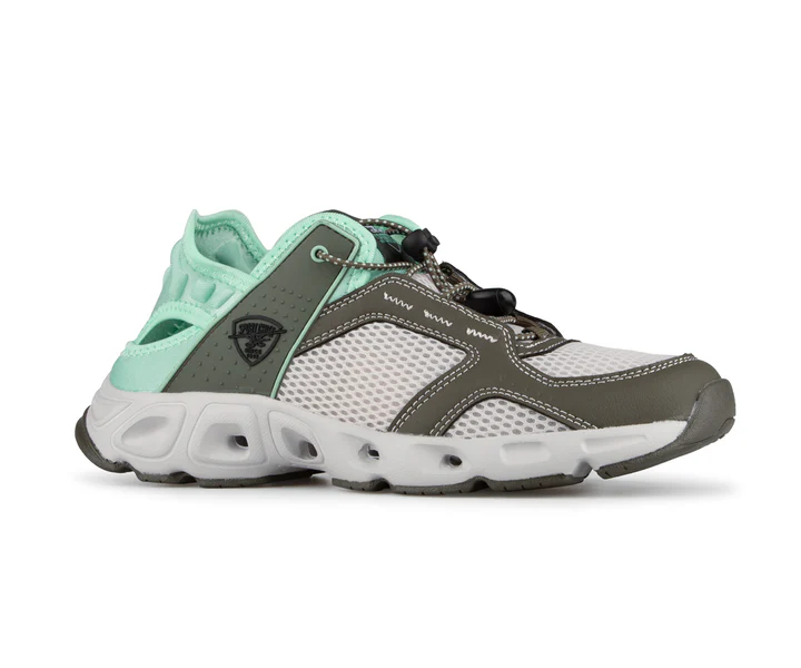 Cette chaussure de sport élégante présente un talon vert menthe, des côtés en maille blanche, des superpositions grises, des lacets noirs avec une boucle, et une semelle blanche avec des détails découpés.
