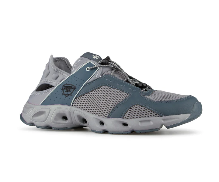 Chaussure de sport grise et bleue avec des panneaux en maille, une semelle épaisse et un logo latéral, vue de profil sur fond blanc.