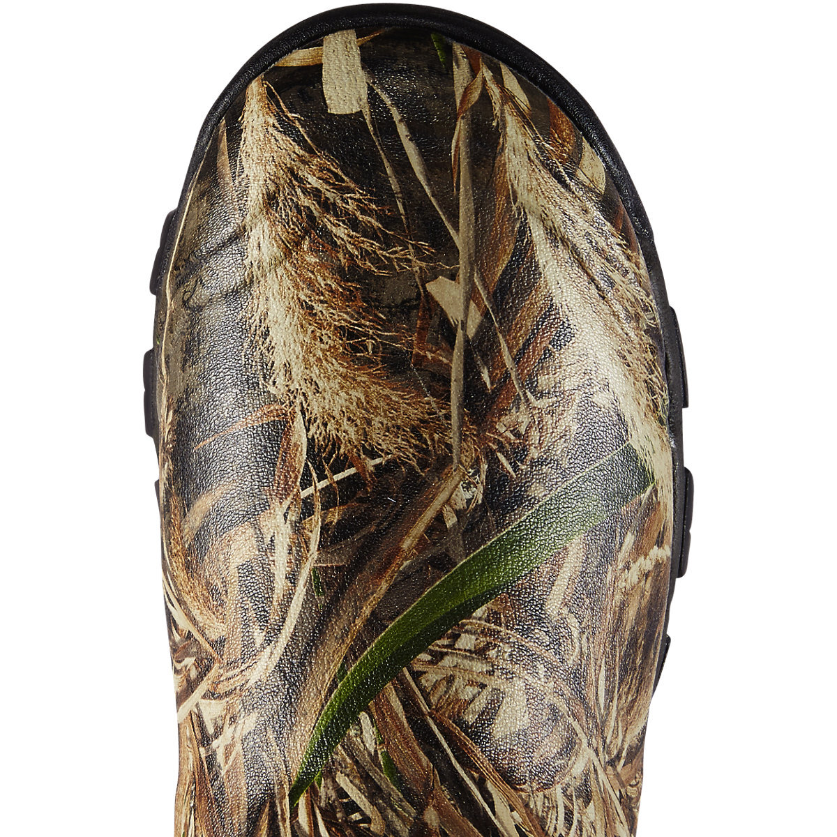 Vue rapprochée de l'orteil et de la partie supérieure d'une botte avec un motif de camouflage ressemblant à de l'herbe sèche et des feuilles, conçue pour une utilisation en extérieur comme la chasse ou la randonnée.