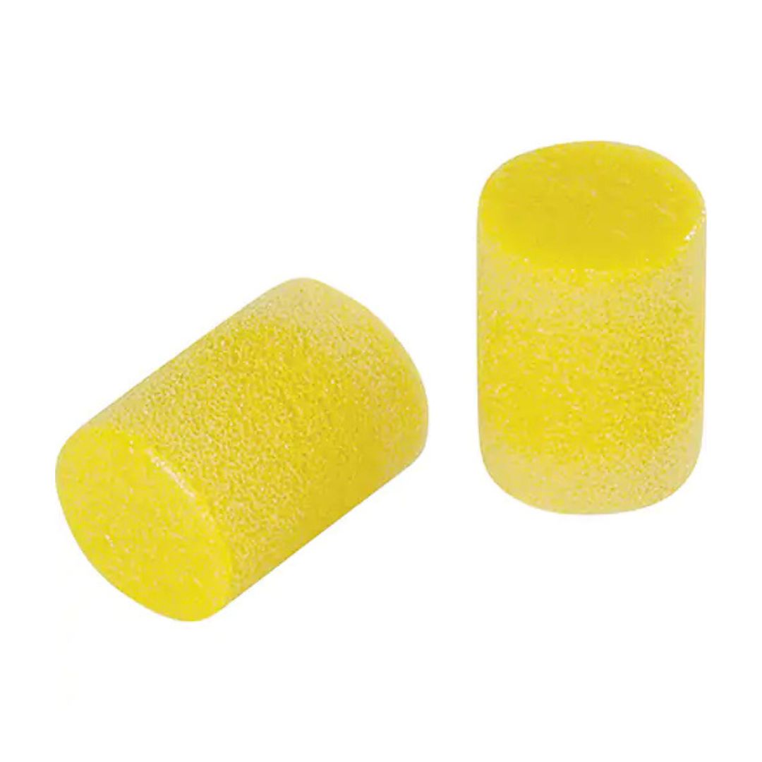 Deux bouchons d'oreilles cylindriques en mousse jaune posés sur un fond blanc, l'un couché sur le côté et l'autre debout.