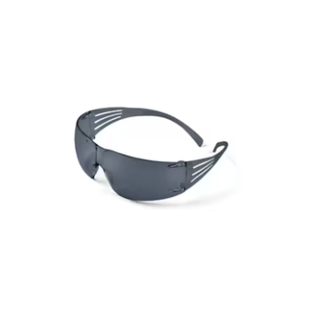 Une paire de lunettes de sécurité élégantes et teintées foncées avec des verres enveloppants et des branches latérales fendues, présentées sur un fond blanc.