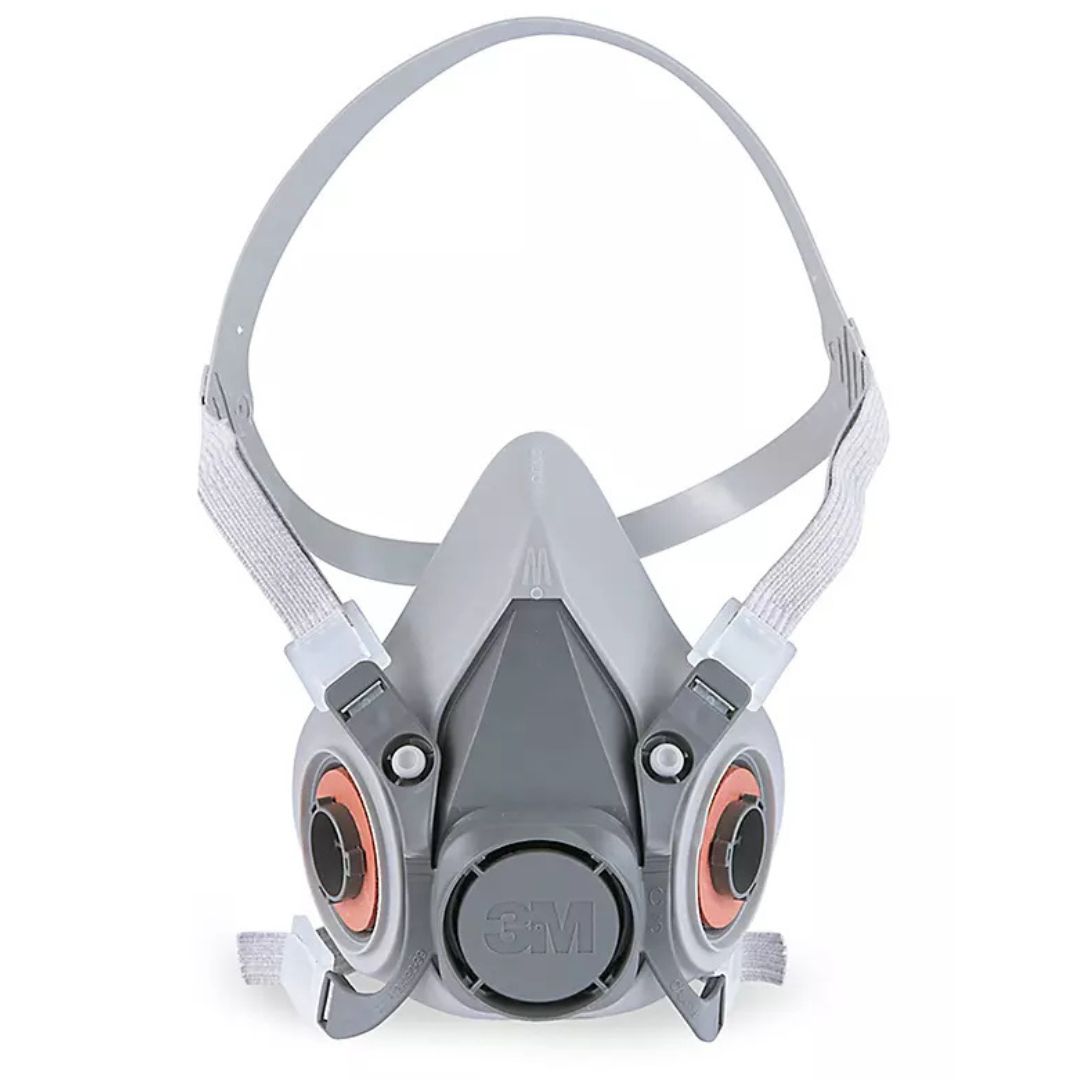 Un demi-masque respiratoire 3M gris avec sangles réglables et deux attaches de filtre circulaires de chaque côté. Ce masque est conçu pour la protection respiratoire.