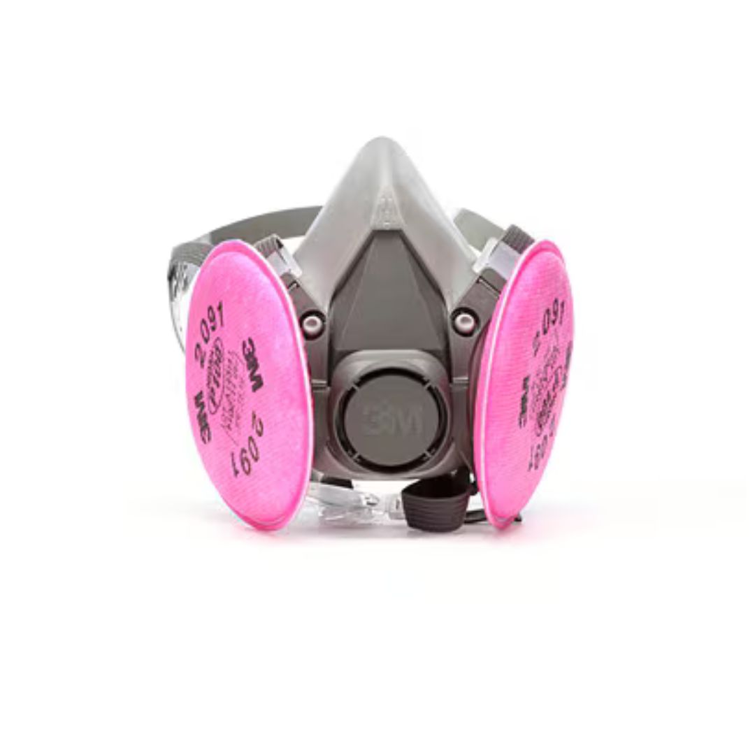Un masque respiratoire gris avec deux grands filtres roses ronds fixés de chaque côté, conçu pour la protection contre les particules en suspension dans l'air.