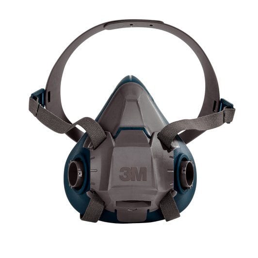 Un masque respiratoire réutilisable demi-visage 3M gris et bleu avec des sangles réglables et deux points de fixation de filtre, présenté sur un fond blanc.