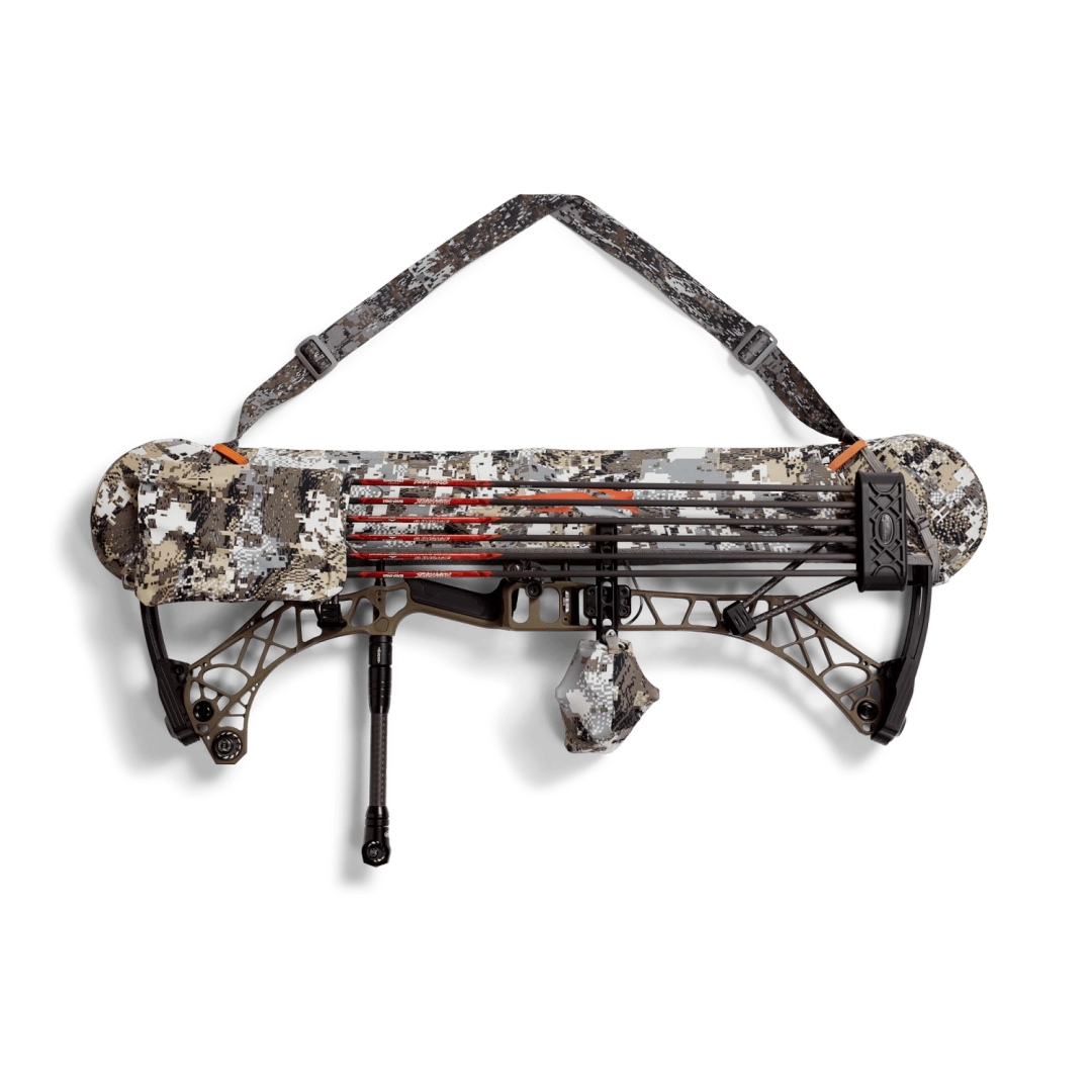 Arc à poulies équipé d'une sangle de transport SANGLE D’ARC SITKA BOW SLING au motif camouflage.