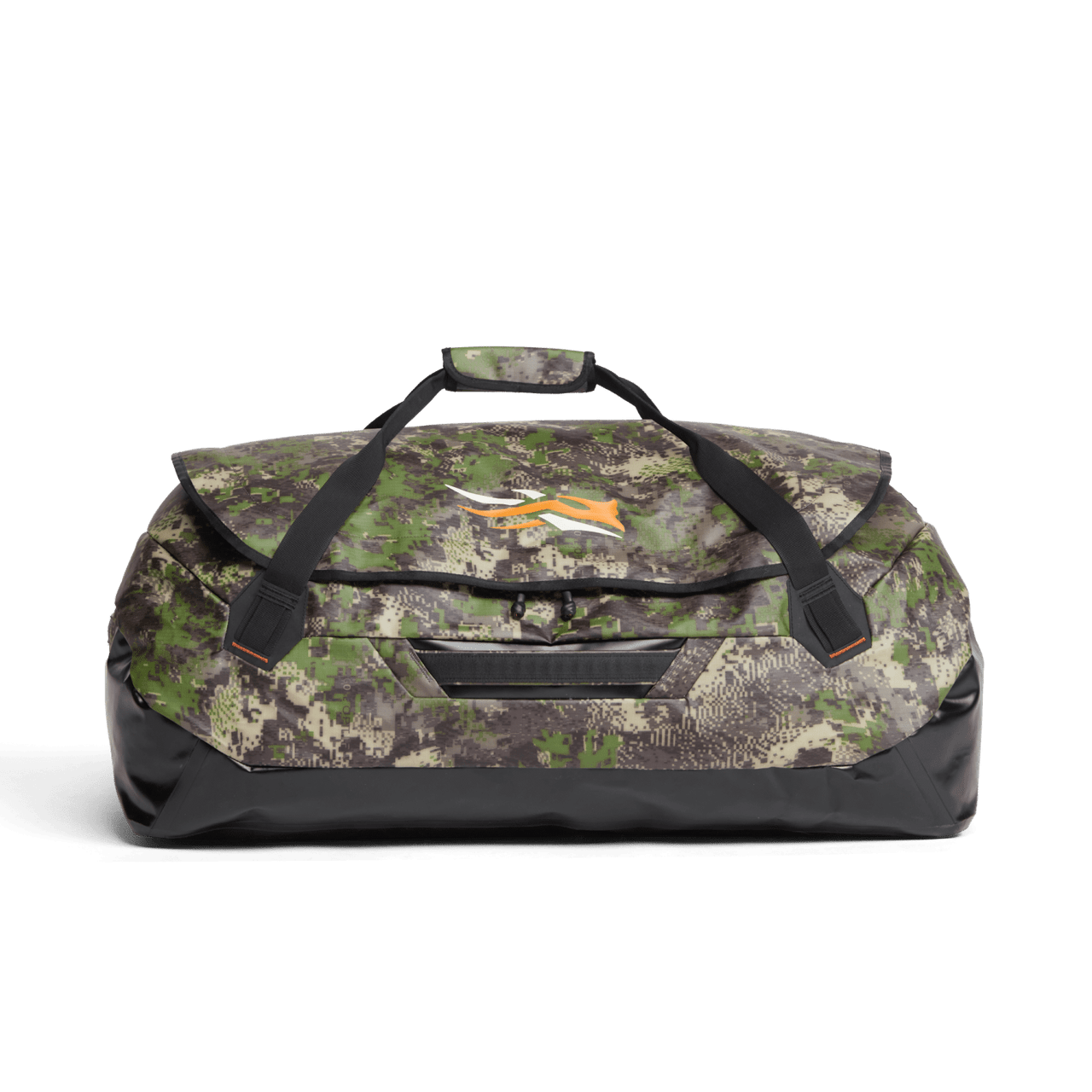 Un grand sac de sport avec un motif de camouflage numérique vert et marron, des bretelles noires et une poignée supérieure, avec un logo orange et blanc sur le devant.