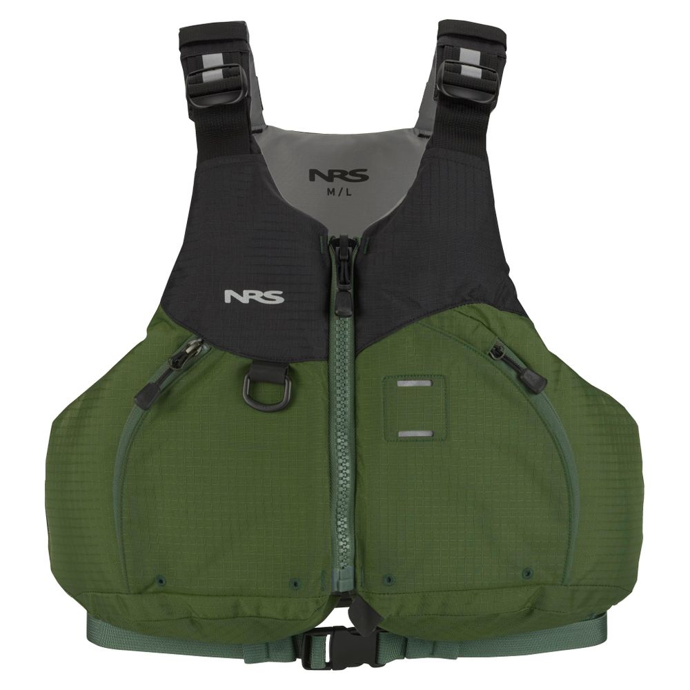 Un gilet de sauvetage AMBIENT de NRS, de couleur verte et noire, doté d'une fermeture éclair à l'avant, de bretelles réglables, de poches et de boucles. Les inscriptions « NRS » et « M/L » figurent sur la poitrine.
