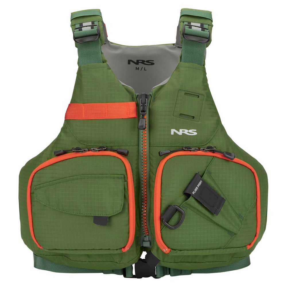 Le gilet de sauvetage ZANDER PFD est un gilet de sauvetage NRS de couleur verte, doté d'une bordure orange, d'une fermeture éclair à l'avant, de bretelles réglables, de plusieurs poches et d'un sifflet de sécurité sur la poche droite. Étiquette de taille : M/L.
