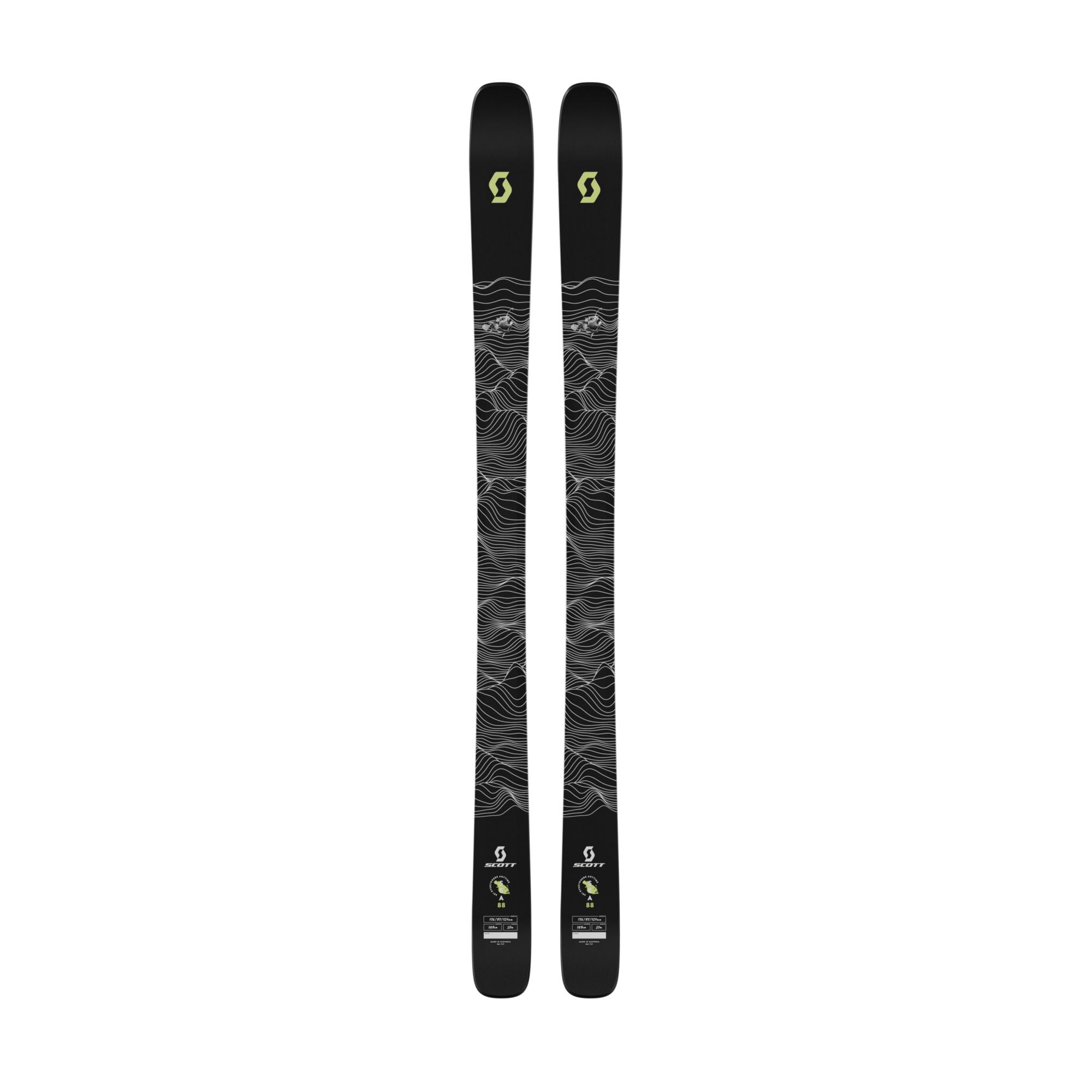 Paire de skis noirs avec un motif ondulé subtil en blanc. Chaque ski présente un logo vert près du haut. Les skis sont positionnés verticalement sur un fond blanc.