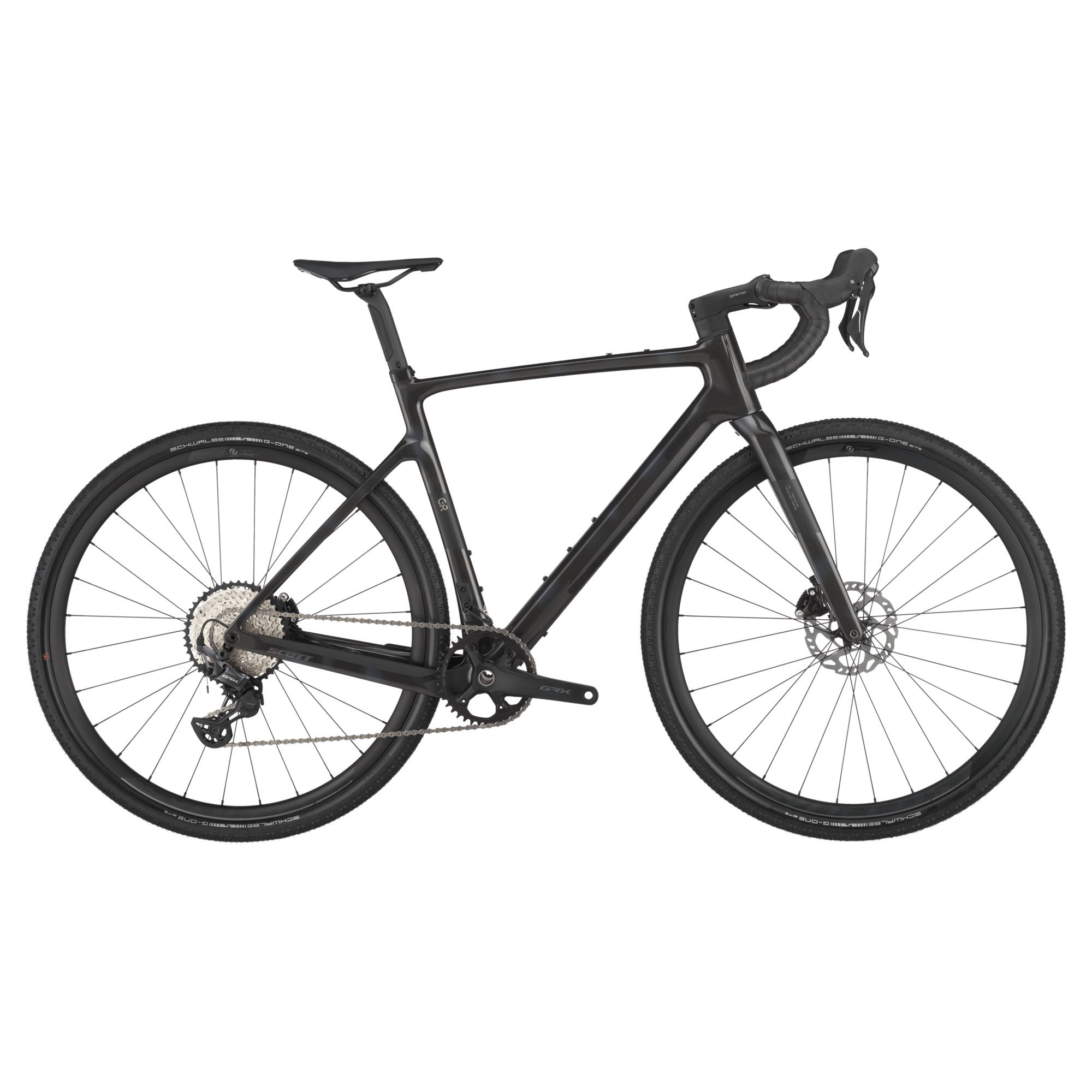 Un vélo de gravier noir avec un guidon de course, des freins à disque et des pneus à crampons est présenté dans une vue de profil latéral sur un fond blanc.