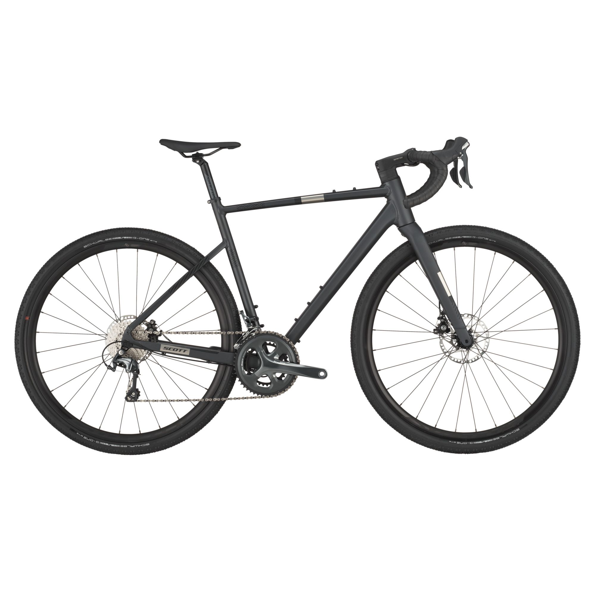 Un vélo de gravier noir mat avec guidon de course, freins à disque et pneus à crampons, présenté dans une vue de profil latéral sur fond blanc.