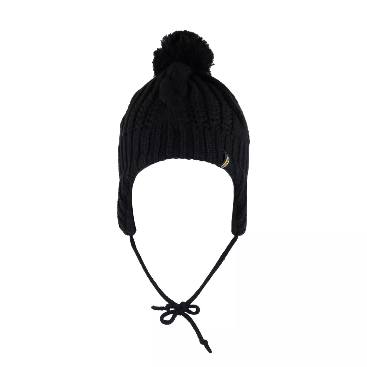 Un bonnet d'hiver en tricot noir avec des rabats d'oreilles, un pompon sur le dessus et des liens tressés qui pendent, le tout sur fond blanc.