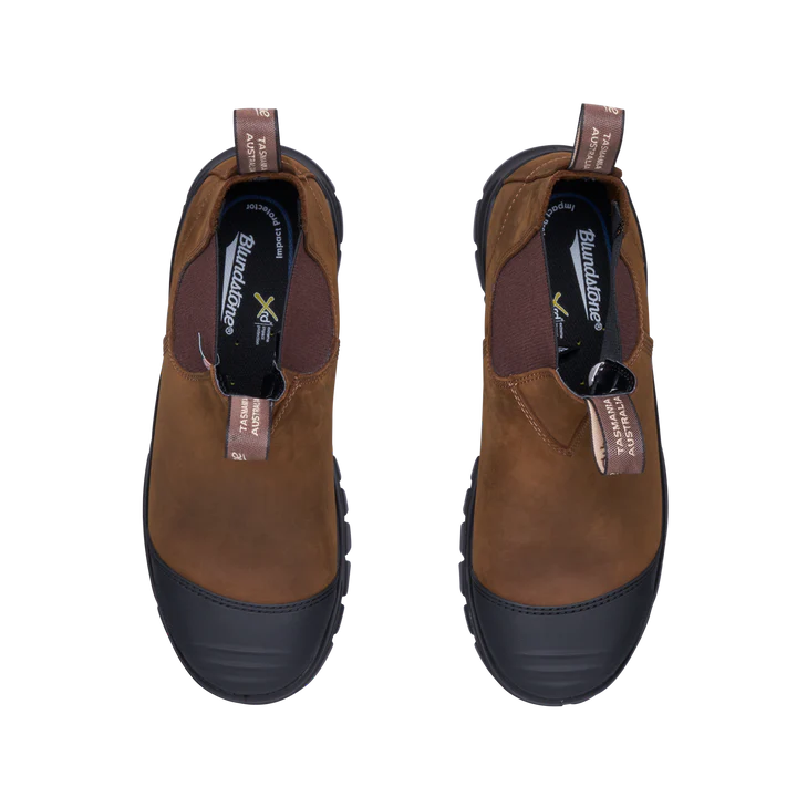 Bottes marron à enfiler avec semelles noires et bouts arrondis, vues de dessus. Chaque botte est dotée d'une boucle de traction avec marquage. Les semelles intérieures affichent le nom de la marque « Blundstone ».