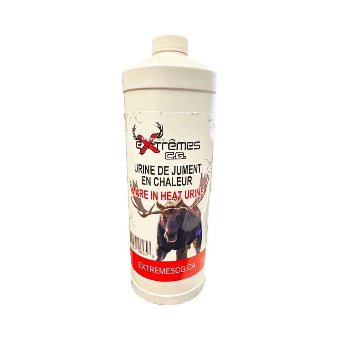 Une bouteille blanche portant l'étiquette « URINE DE JUMENT HUNTER’S HELPER 1L » est ornée d'une image d'élan et d'un motif représentant des bois, mettant en avant la gamme Extreme CG. La bouteille présente une base rouge vif et affiche bien en évidence l'adresse du site web extremescg.ca.