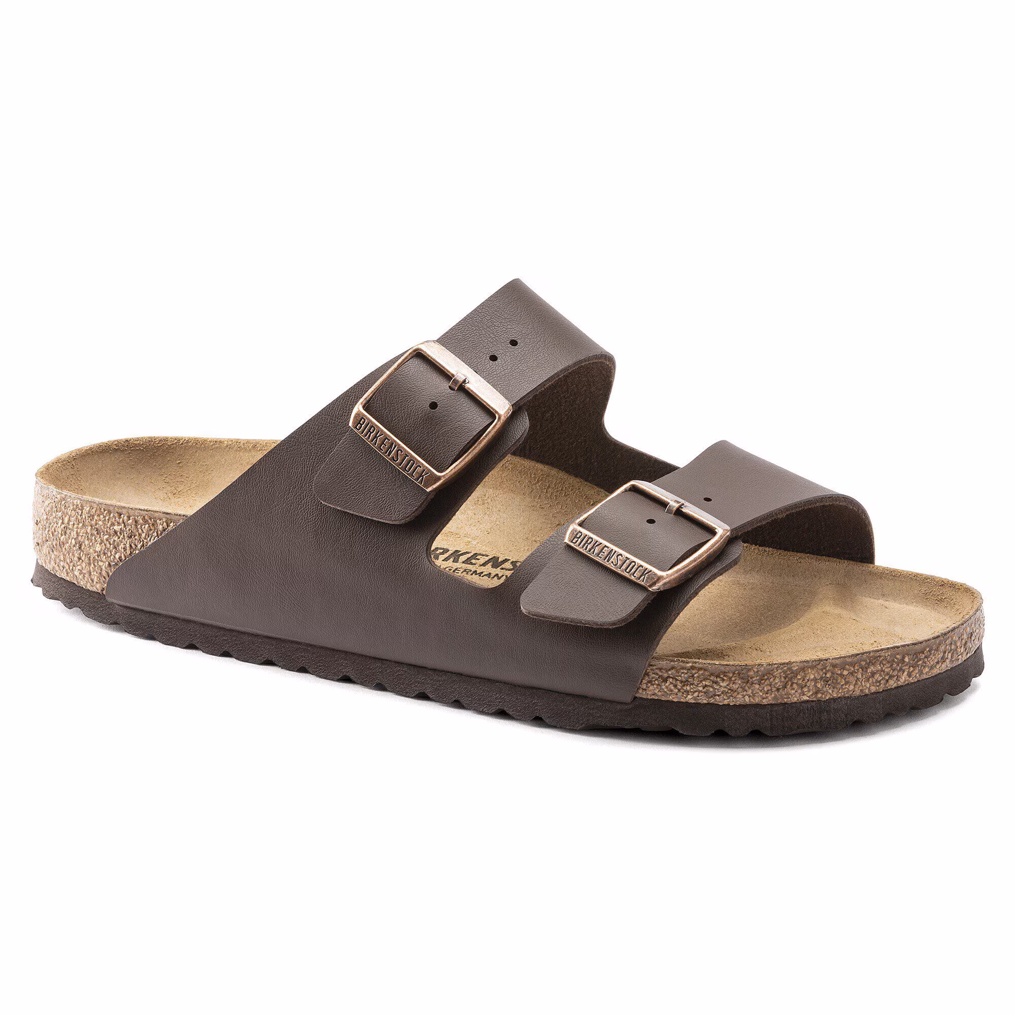 La sandale ARIZONA SOFT FOOTBED BIRKO-FLOR R est une sandale marron avec deux brides à boucle réglable, une semelle en liège, une assise plantaire profilée et une semelle extérieure en caoutchouc texturé.