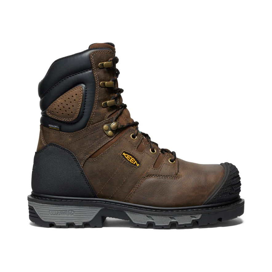 Une botte de travail en cuir marron avec des touches de noir, des œillets métalliques, un bout renforcé et une semelle en caoutchouc robuste, présentée de profil. Elle arbore le logo « KEEN » sur le côté et un rembourrage autour de la cheville.