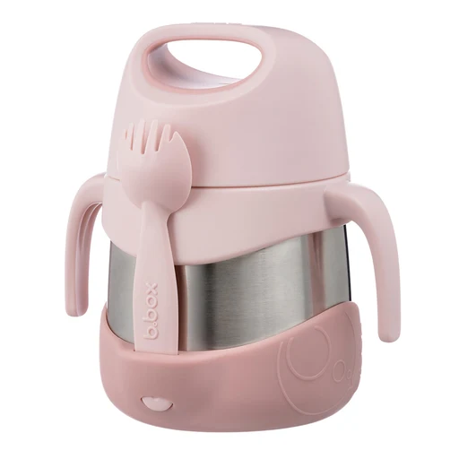 Le POT ALIMENTAIRE ISOTHERME B.BOX (BLUSH CRUSH) est un récipient isotherme rose et argenté doté de deux poignées, d’une cuillère-fourchette rose assortie fixée au couvercle et d’un socle en silicone rose. Ce récipient se distingue par son design moderne et adapté aux enfants.