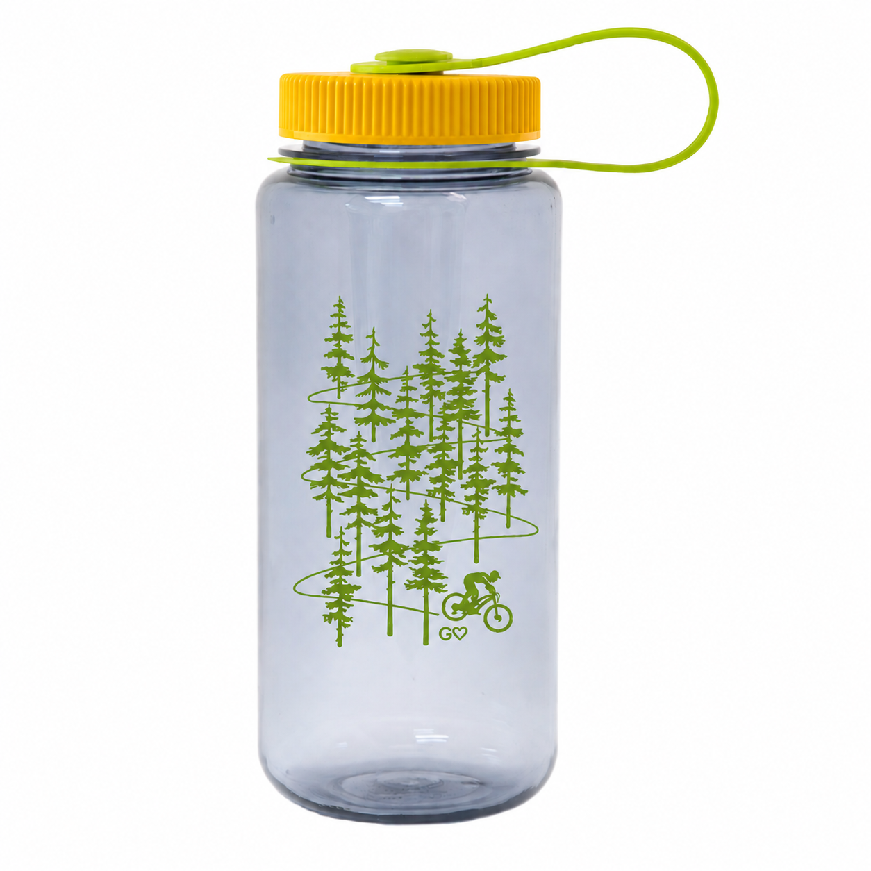 BOUTEILLE NALGENE « GASPÉSIE JE T’AIME » AVEC LOGO VÉLO : bouteille d’eau transparente avec un bouchon jaune et une sangle verte, ornée d’une illustration verte représentant un cycliste roulant au milieu de grands arbres de la forêt.