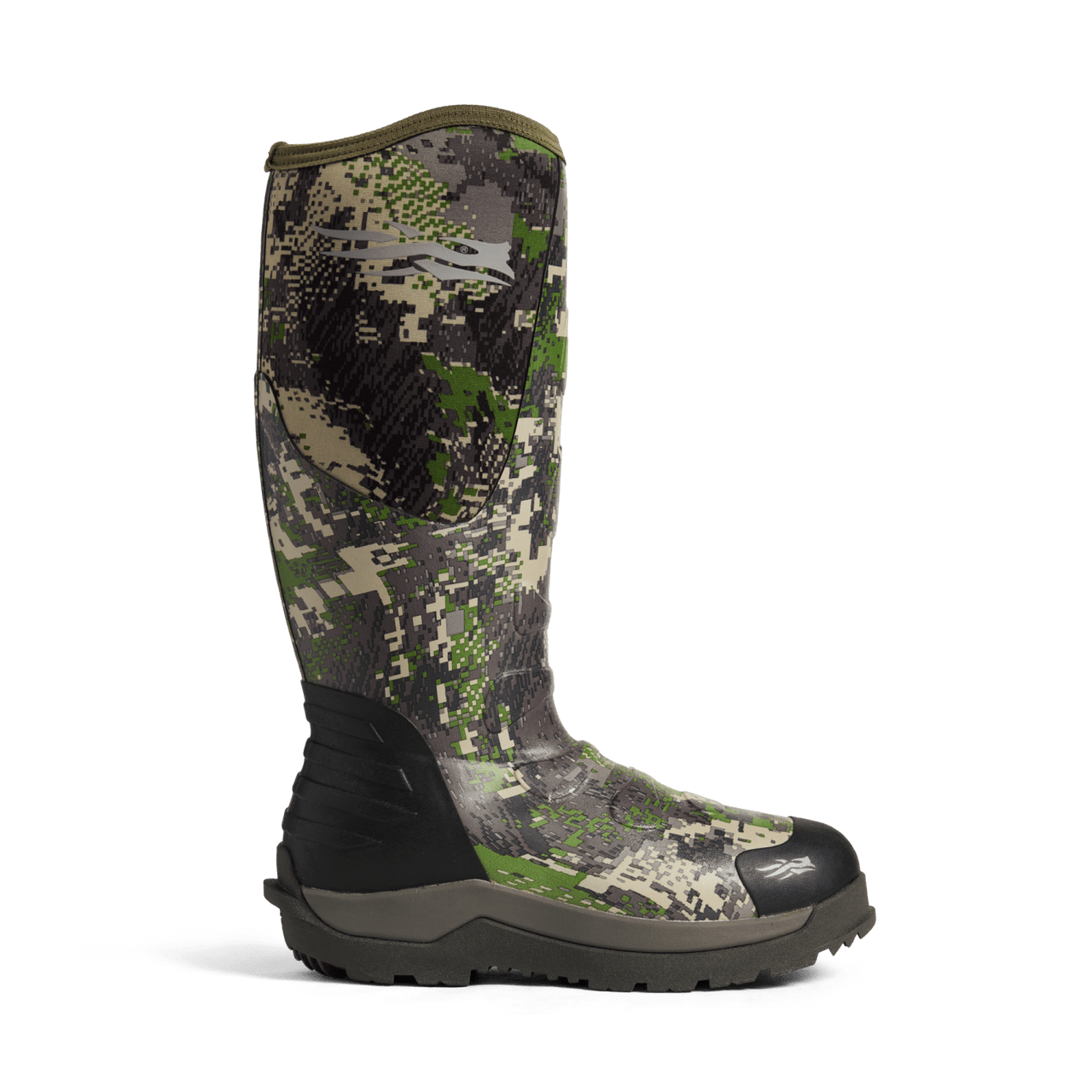 Une botte en caoutchouc haute et robuste avec un motif camouflage vert, marron et noir et une semelle épaisse et texturée, conçue pour une utilisation en extérieur.