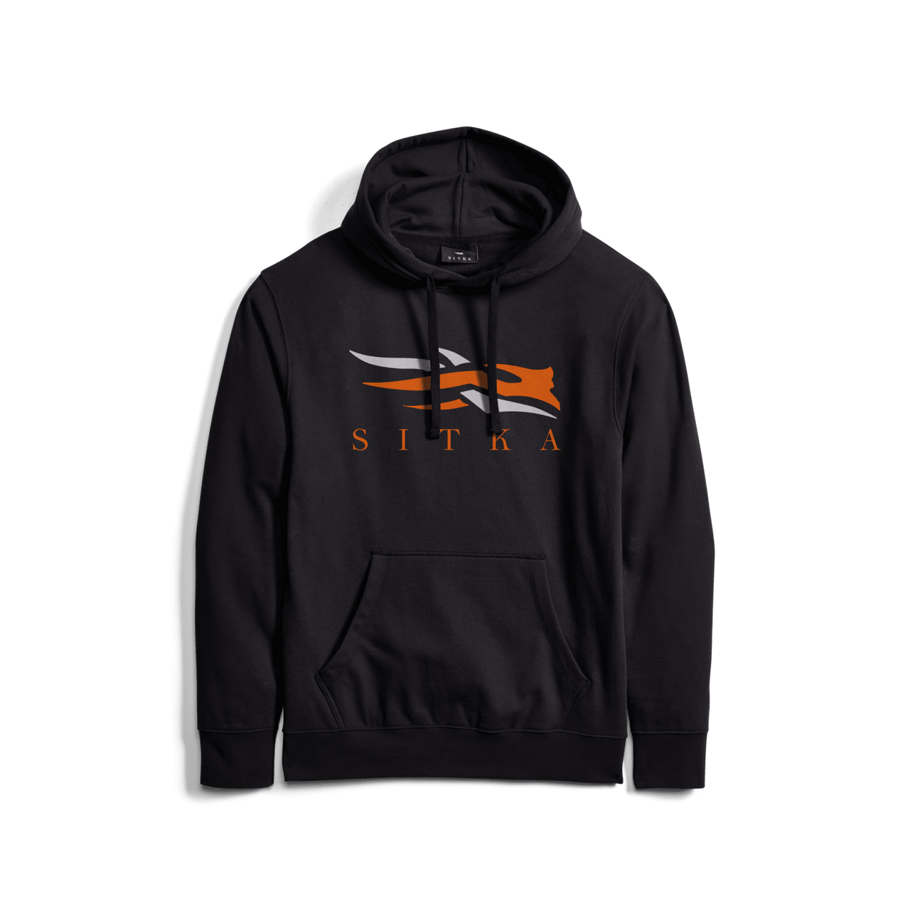 Un CHANDAIL À CAPUCHON SITKA ICON NOIR POUR HOMME avec une poche kangourou et un design présentant un logo orange et le nom de la marque en lettres oranges. Le sweat à capuche est présenté sur un fond noir.