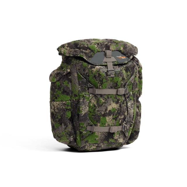 SAC DE CHASSE SITKA FANATIC : sac à dos de chasse en tissu pelucheux à motif camouflage, doté de deux sangles de compression et d'un rabat supérieur.