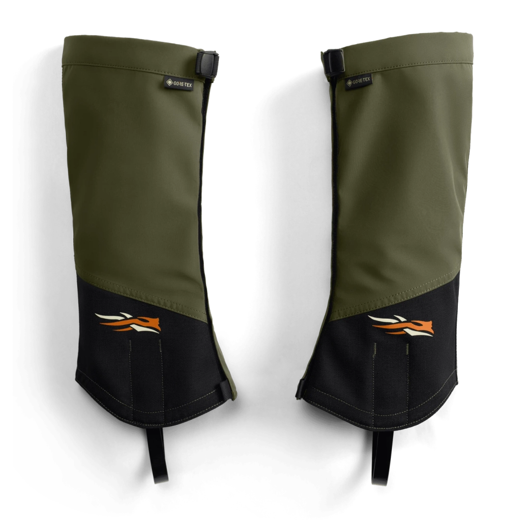 Guêtres PROTÈGE MOLLET SITKA STORMFRONT GORE-TEX, disponibles en vert olive et noir, dotées de boucles en haut et de sangles en bas.