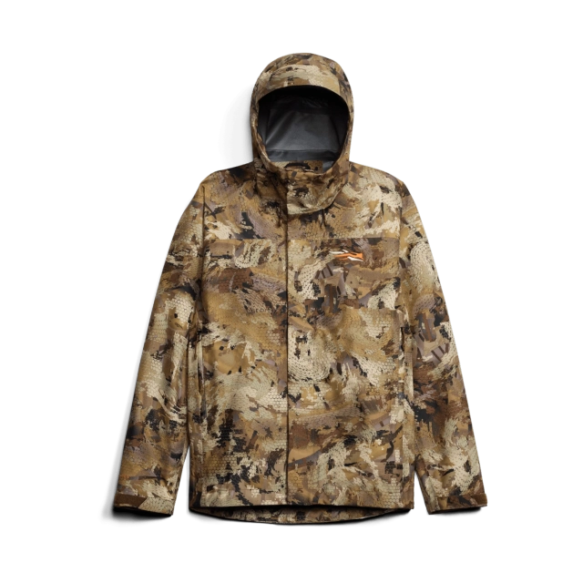 Une VESTE DE PÊCHE DELTA, dotée d'une capuche et ornée de motifs de camouflage aux tons terreux, sur fond blanc.