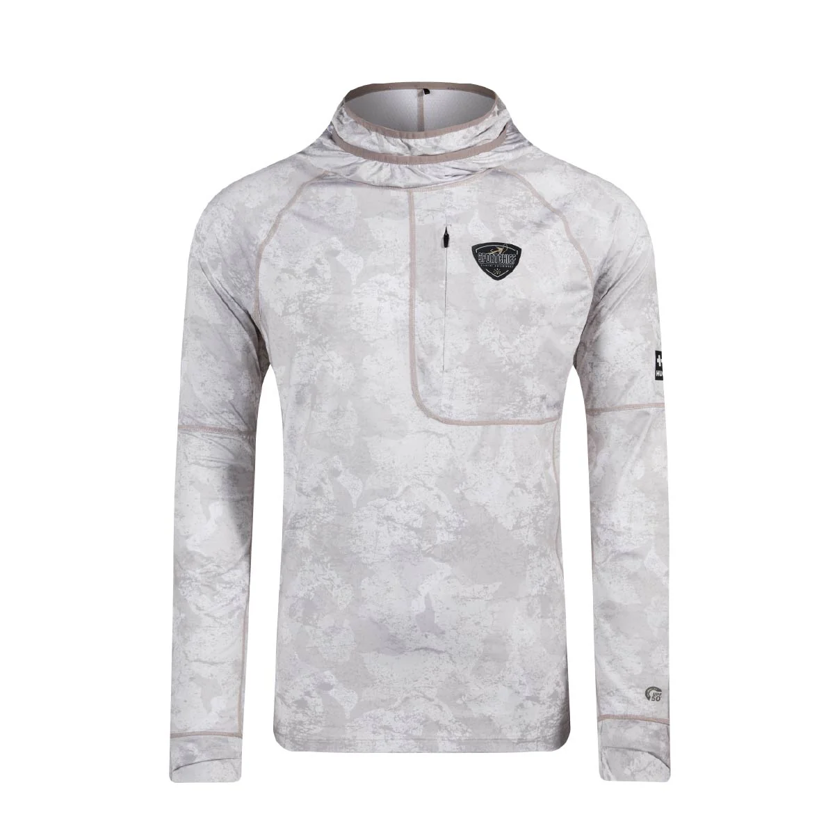 Le « HAUT DE COUCHE DE BASE AVEC CAPUCHON SPORTCHIEF X HUGO STRONG OMBLE POUR HOMME » est un t-shirt de sport gris clair à manches longues, doté d'une capuche, d'un motif camouflage discret, d'une poche zippée à l'avant et d'écussons noirs portant le logo sur la poitrine gauche et la manche droite.