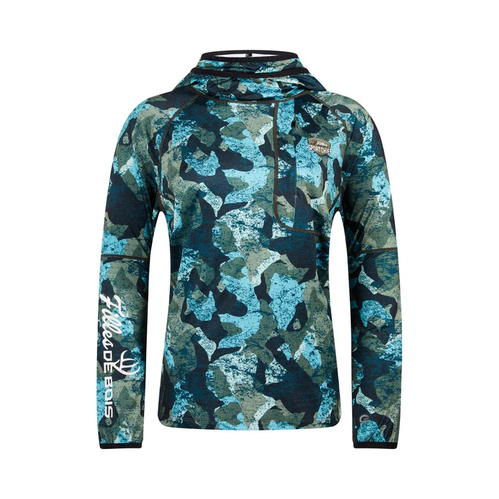 Un sweat à capuche pour femme à manches longues servant de couche de base, le « HAUT DE COUCHE DE BASE À CAPUCHON SPORTCHIEF X FILLES DE BOIS OMBLE POUR FEMME », orné d’un motif camouflage bleu et vert, d’une poche poitrine, et l'inscription « Filles de Bois » imprimée en blanc sur la manche gauche. Le sweat est présenté à plat sur un fond blanc.