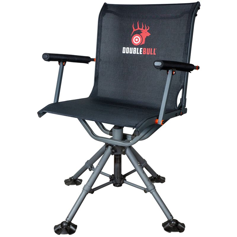 Chaise pliante noire avec accoudoirs et base métallique robuste et pivotante. Le dossier comporte un logo de tête de cerf rouge et le texte "DOUBLE BULL". La chaise semble conçue pour un usage extérieur, comme la chasse ou le camping.