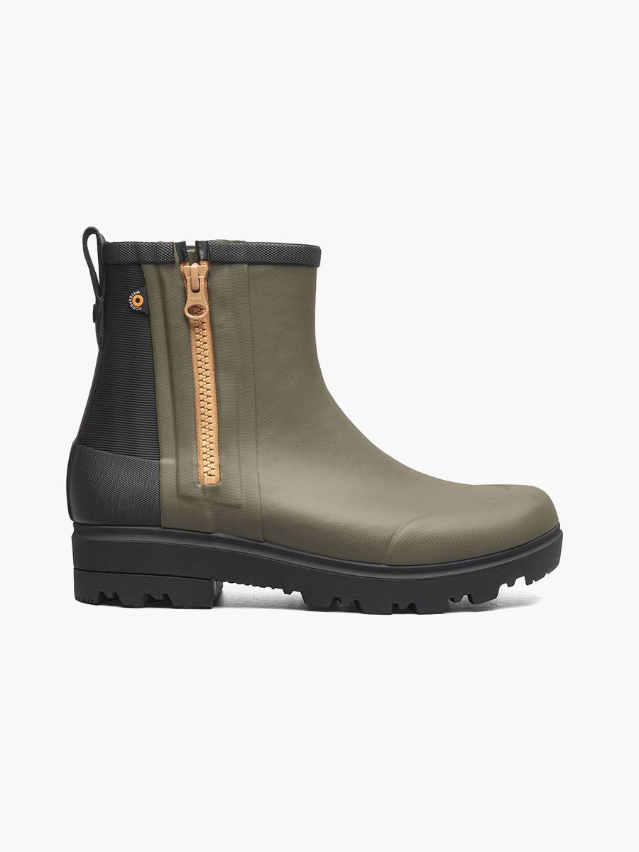 Une botte de pluie simple vert olive et noire avec une semelle noire. Elle est dotée d'une fermeture éclair latérale beige pour un enfilage facile, d'une languette arrière et d'une semelle texturée robuste pour une meilleure adhérence. Son design est fonctionnel et résistant aux intempéries.