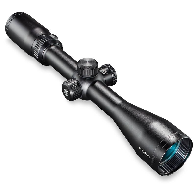 Une lunette de visée noire avec boutons de réglage et un grand objectif, vue sous un angle qui met en valeur sa forme cylindrique et sa finition mate. L'objectif présente une légère teinte bleutée.